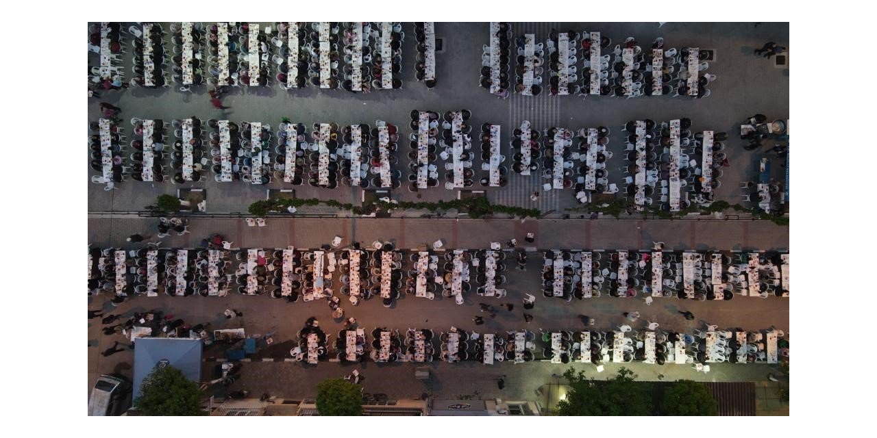 Kurtuluş Mahallesi’nde iftar alanı yollara taştı