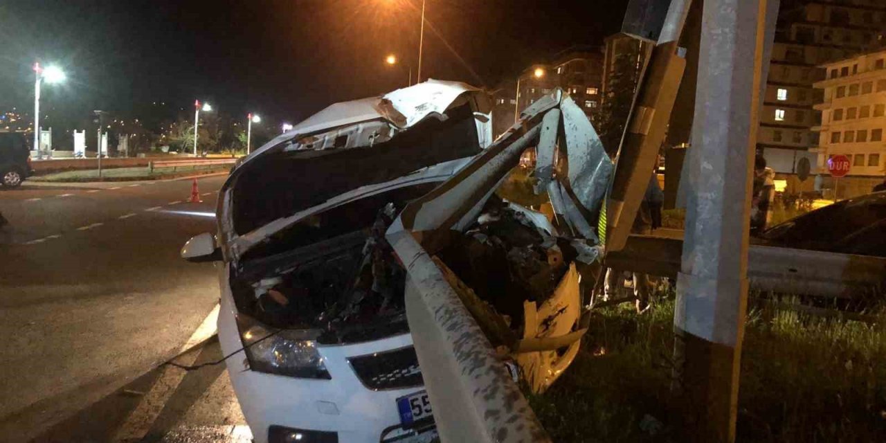 Rize’de feci kazada sürücüler burnu bile kanamadan kurtuldu