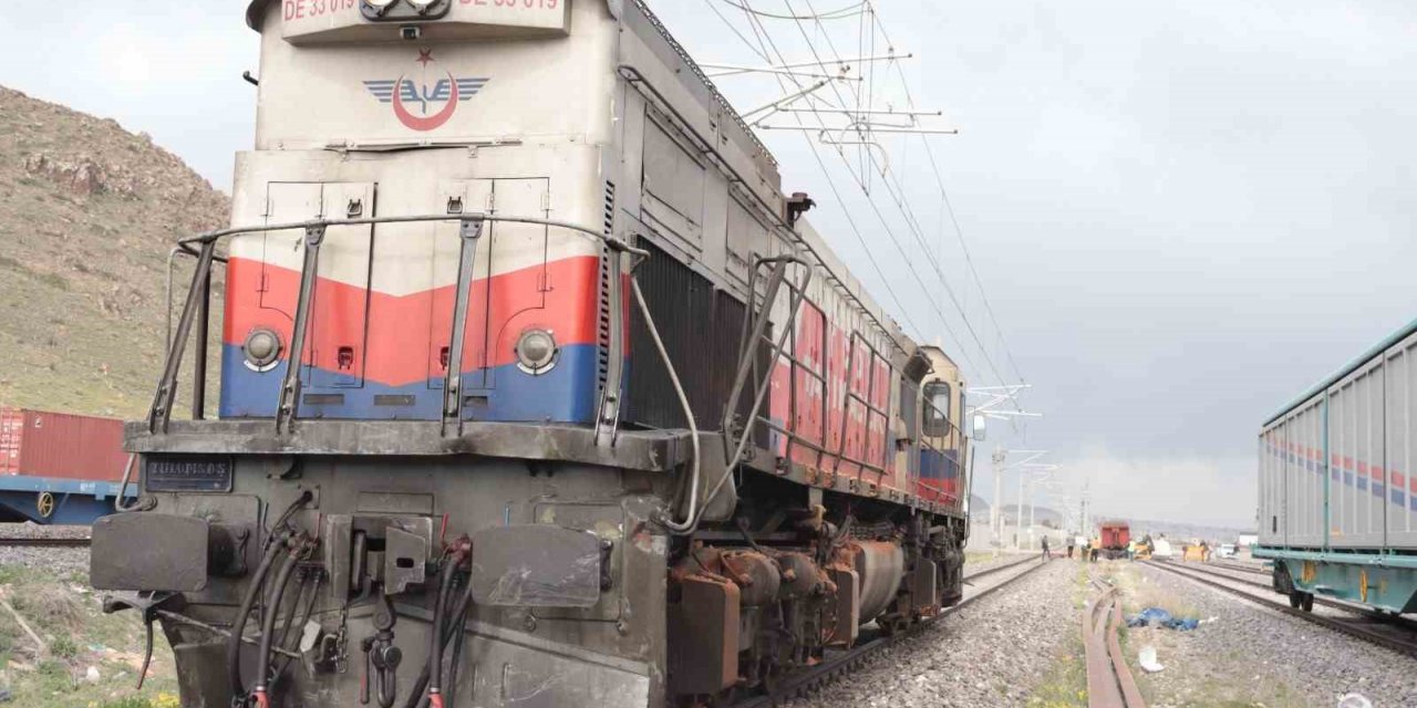 Lokomotifin çarptığı tırın sürücüsü hayatını kaybetti