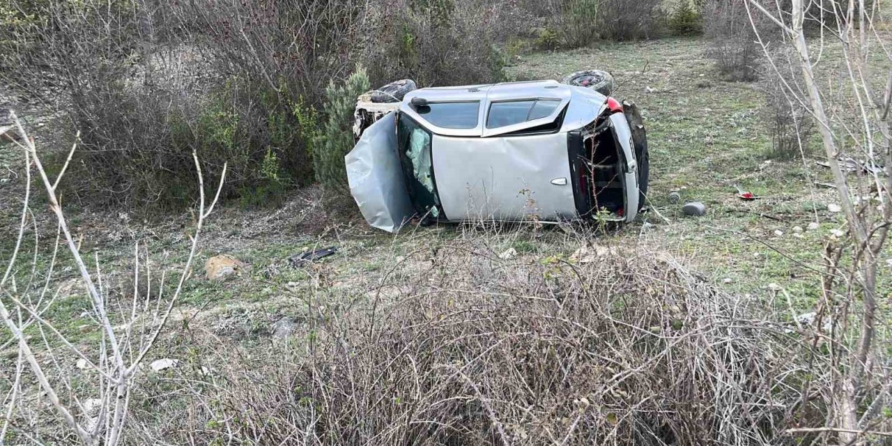 D100’de tarlaya uçan otomobilin sürücüsü yaralandı