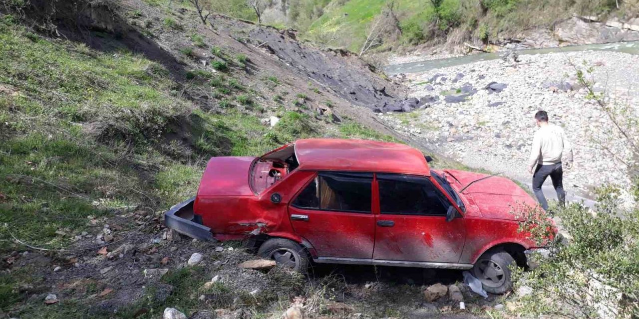 Mıcıra kapılan otomobil şarampole yuvarlandı: 2’si ağır 5 yaralı