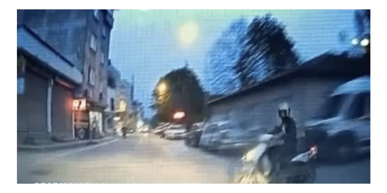 Otomobil motosikletli sürücüye böyle çarptı