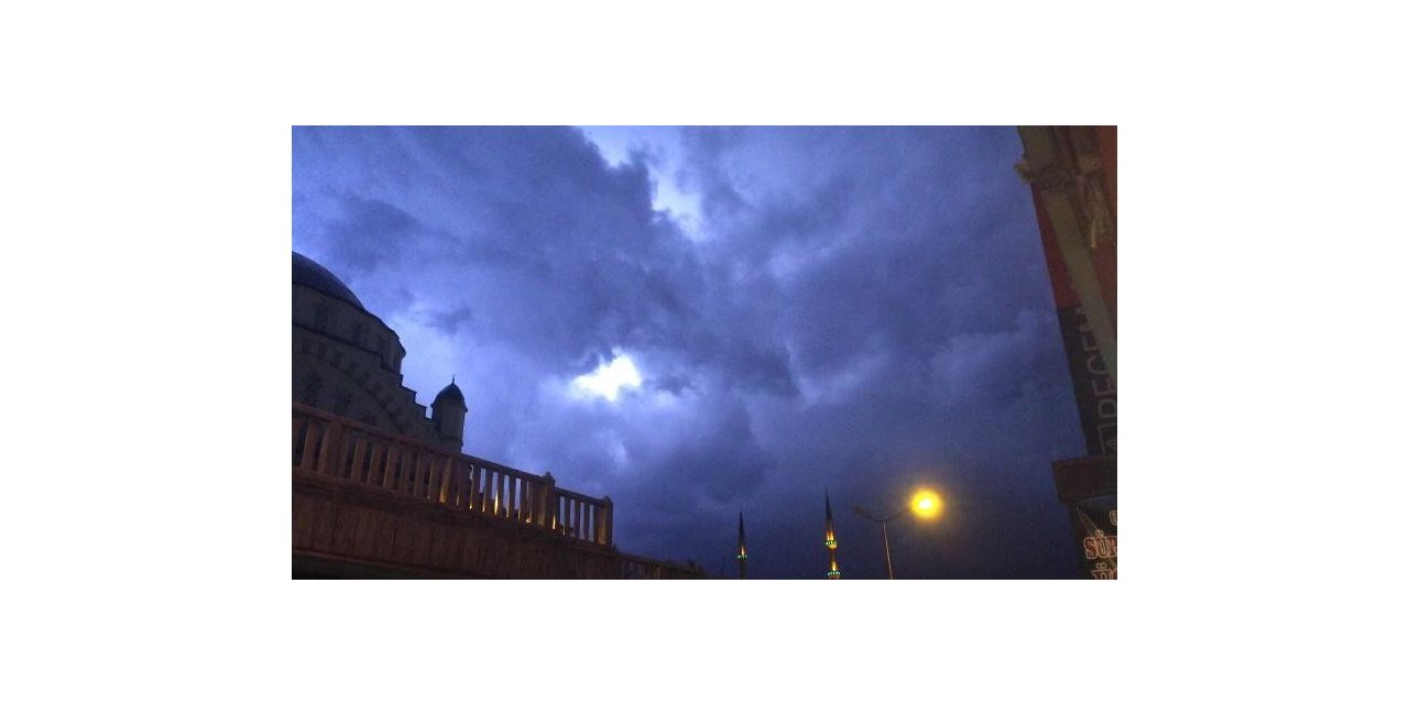 Elazığ’da şimşekler geceyi aydınlattı