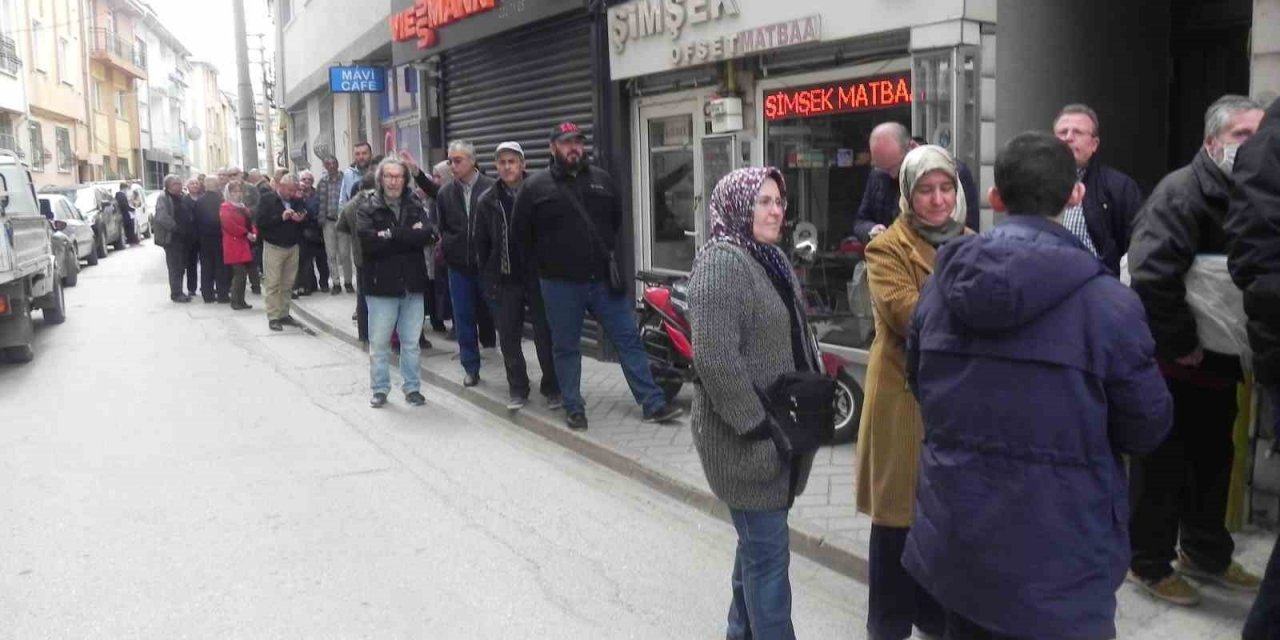 Vatandaşların metrelerce uzayan baklava kuyruğu