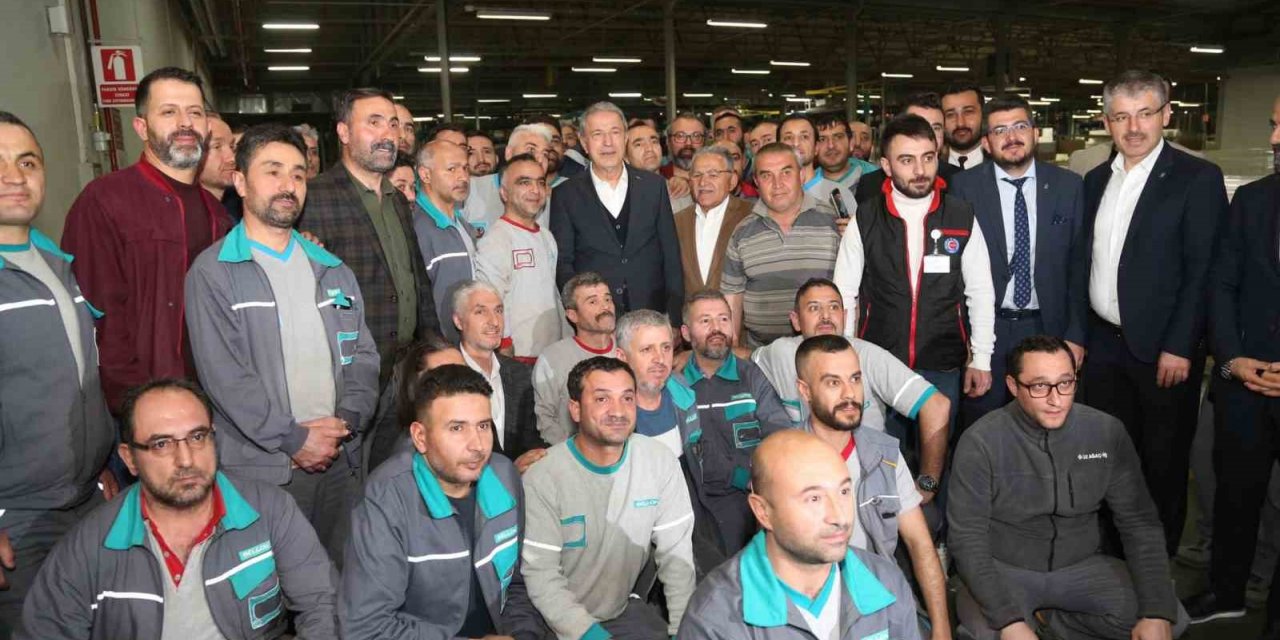 Bakan Akar: "Bazıları ’Biz terörist elebaşını tahliye edeceğiz’, ’Teröristlere hak, imkan vereceğiz, bunları affedeceğiz’ diyorlar; teröristleri cesaretlendiriyorlar"