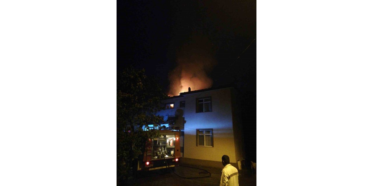 Çaycuma’da bir evin çatısına yıldırım düştü