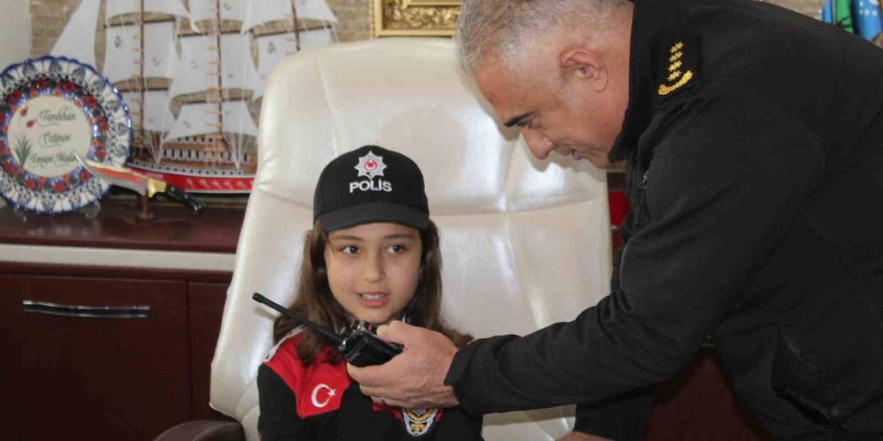 Minik öğrenciler, emniyet müdürü koltuğuna oturdu