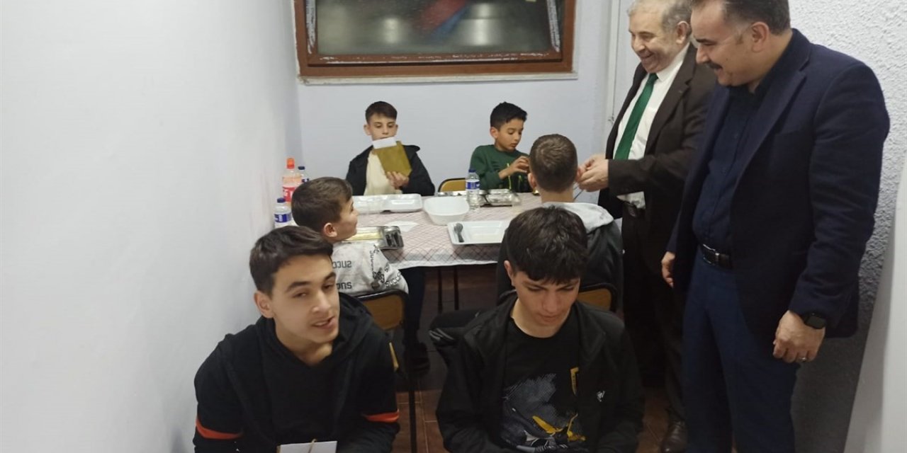 Kaymakam Odabaş, Ağa Cami Yatılı Hafızlık Kuran Kursu öğrencileriyle iftarda buluştu