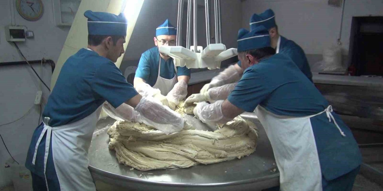 Bayram öncesi çekme helva mesaisi: Sabah saatlerine kadar üretim yapıyorlar