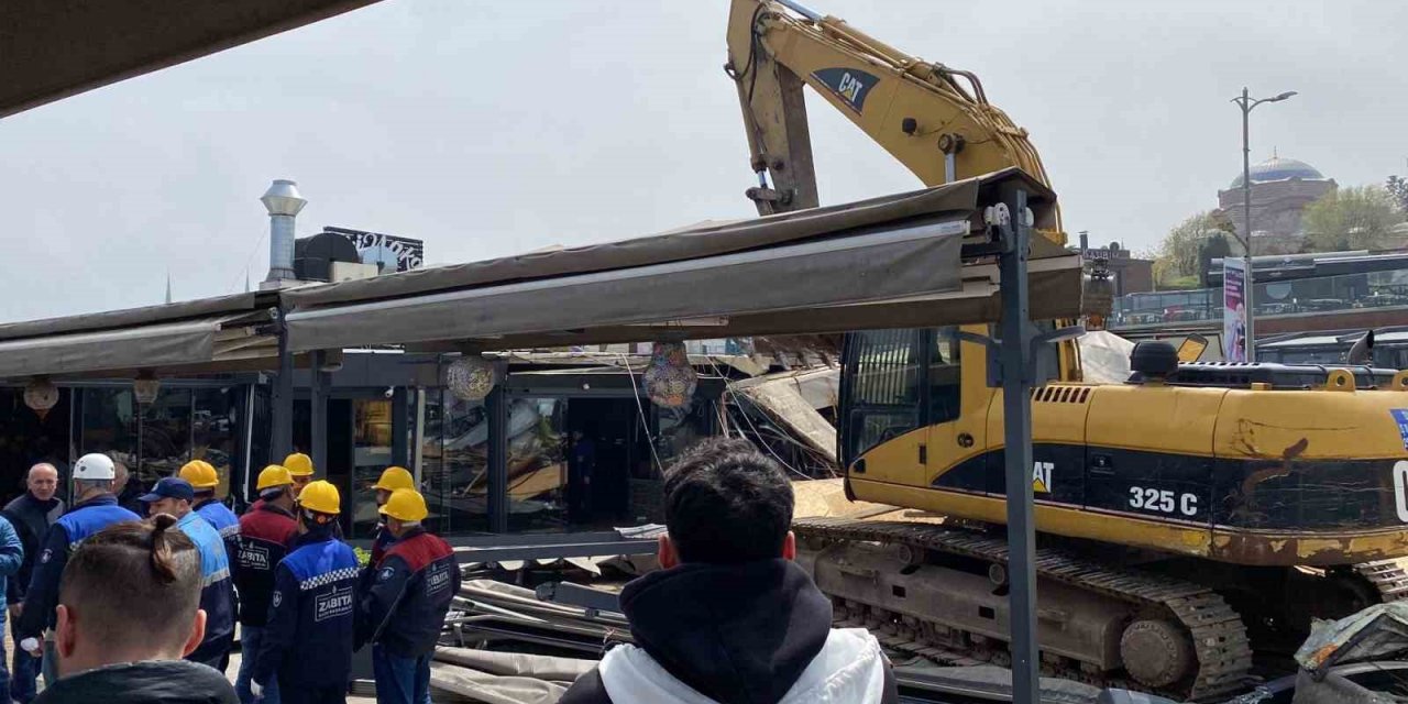 Üsküdar’daki ruhsatsız işletme yıkıldı