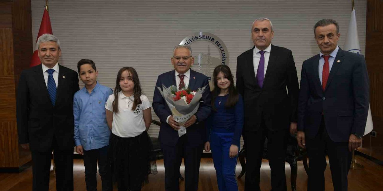 Başkan Büyükkılıç, koltuğunu çocuklara devretti