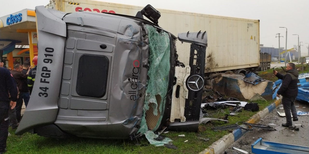 Kontrolden çıkan tır, park halindeki kamyona çarptı: 1 yaralı
