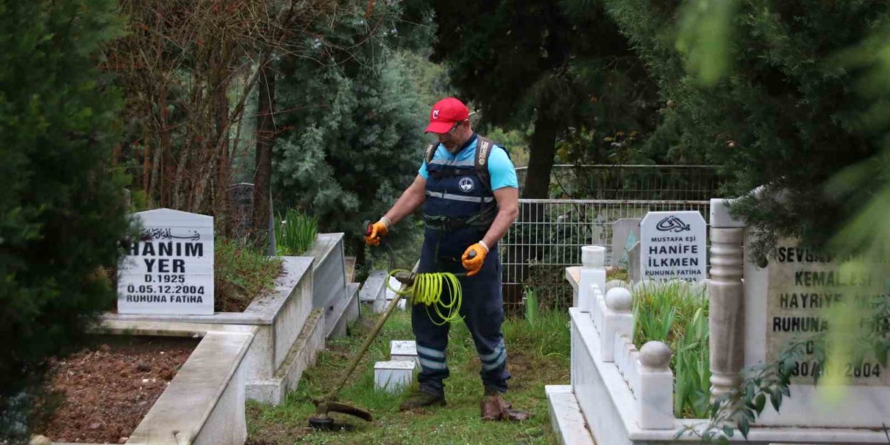 Derince’de mezarlıklar bayram için temizleniyor