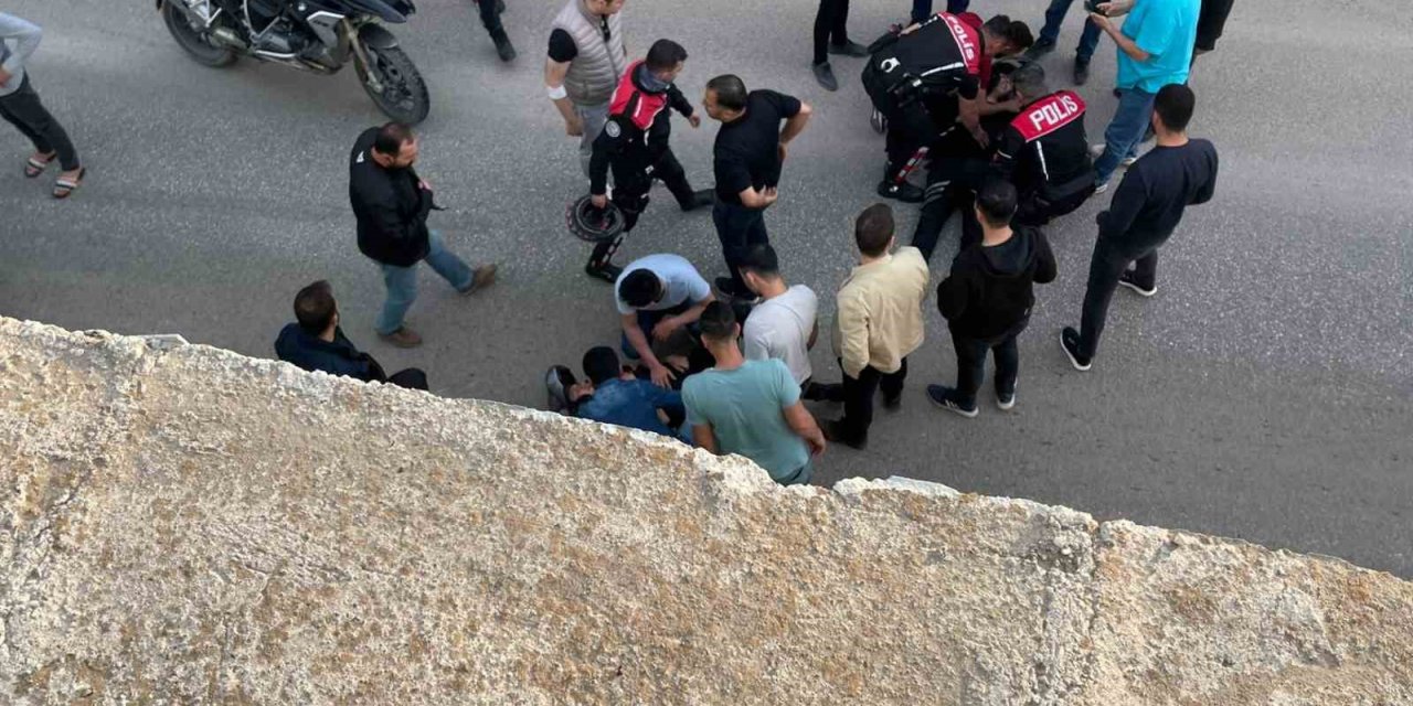 Duvara çarpan motosikletteki 2 polis memuru köprüden düştü