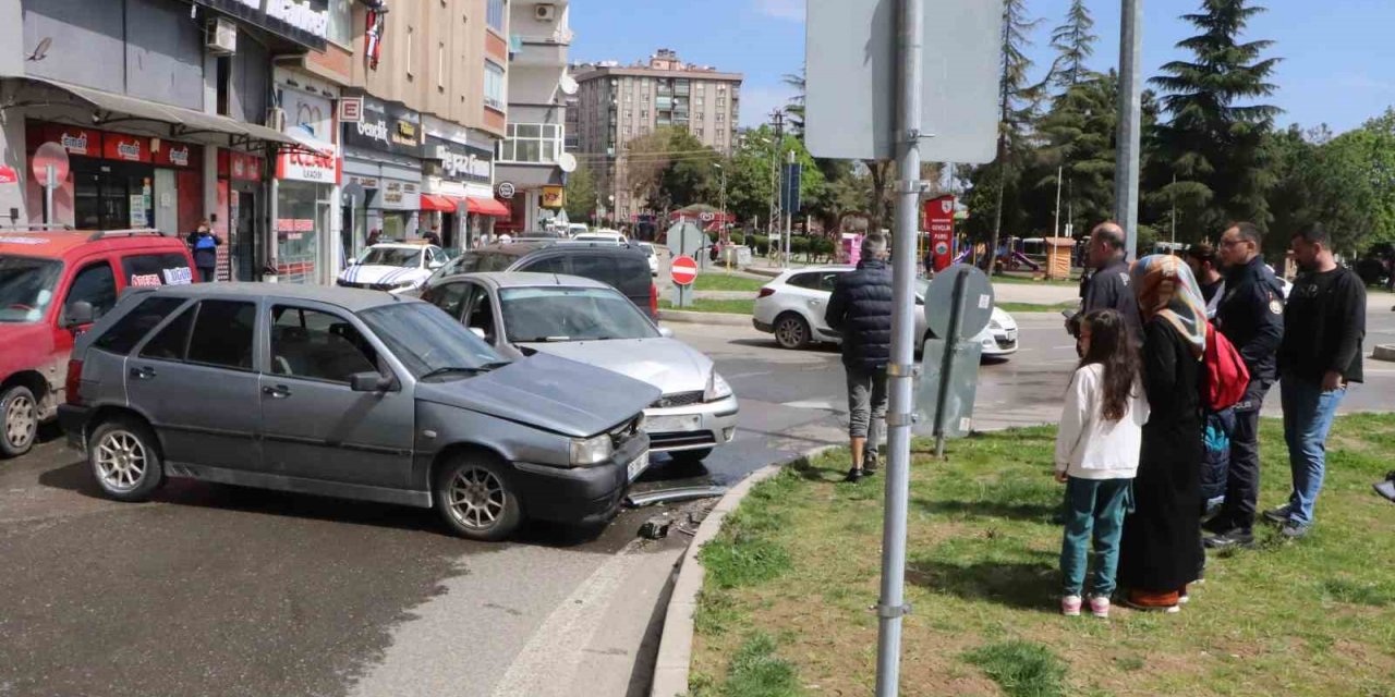 2 otomobil kavşakta çarpıştı: 1 yaralı
