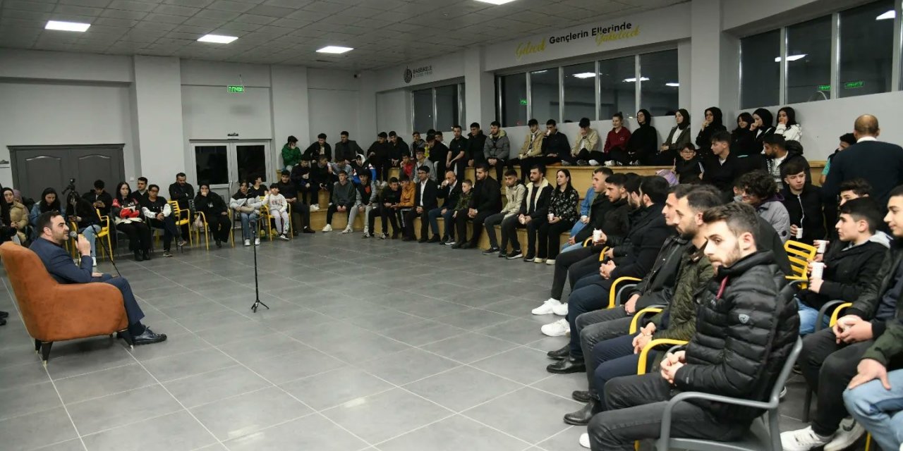 Başkan Özlü’den gençlere: "Sizin gayretlerinizle Türkiye Yüzyılı’nda daha güzel işler yapacağız"