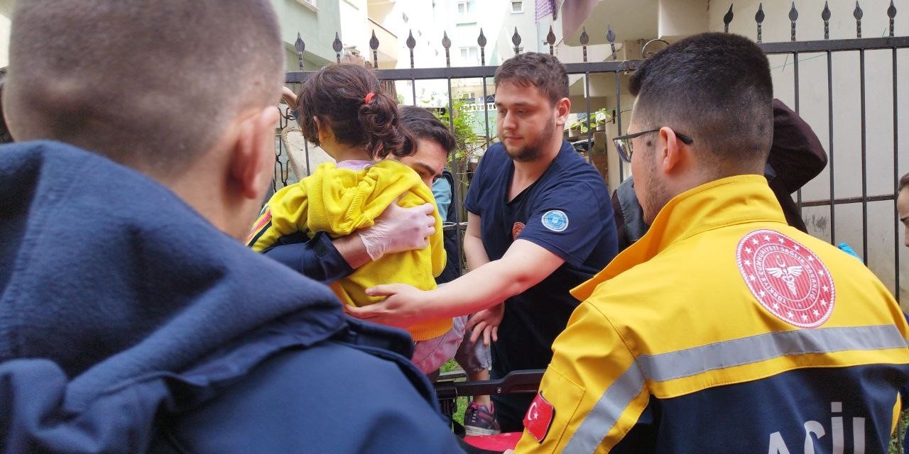 Oyun oynarken bahçe korkuluğu çenesine saplandı