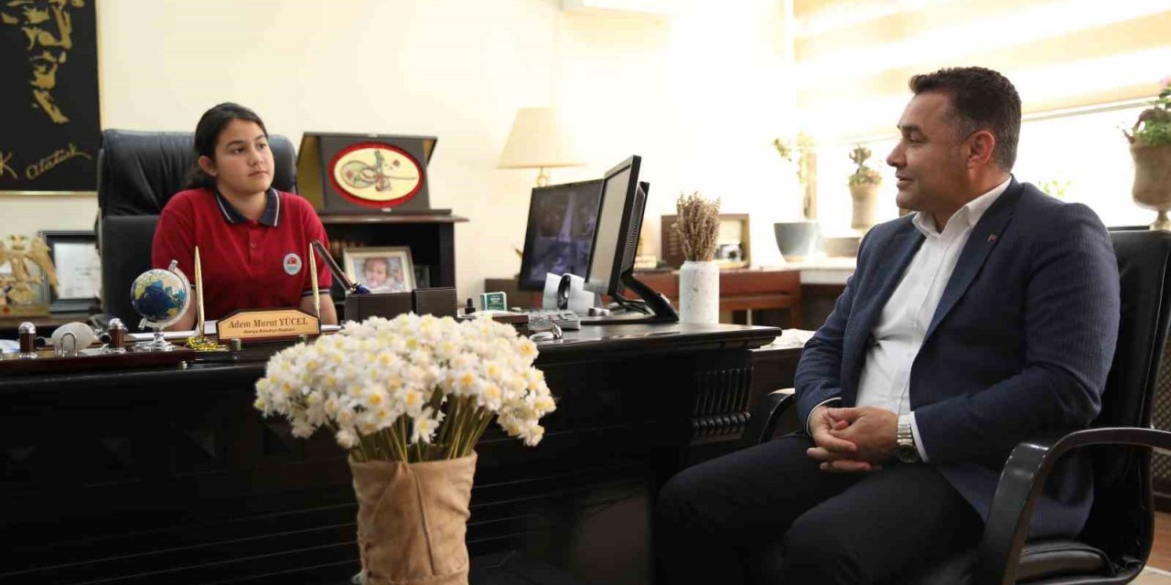 Başkan Yücel koltuğunu 4. sınıf öğrencisi Buğlem’e devretti