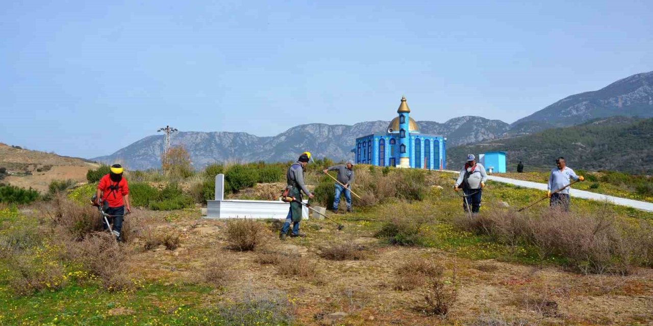 Mezarlıklarda bayram hazırlığı