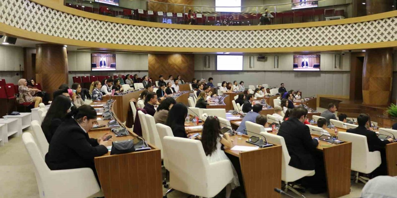 Antalya Büyükşehir Belediyesi Gençlik Meclisi’nde koltuklara çocuklar oturdu