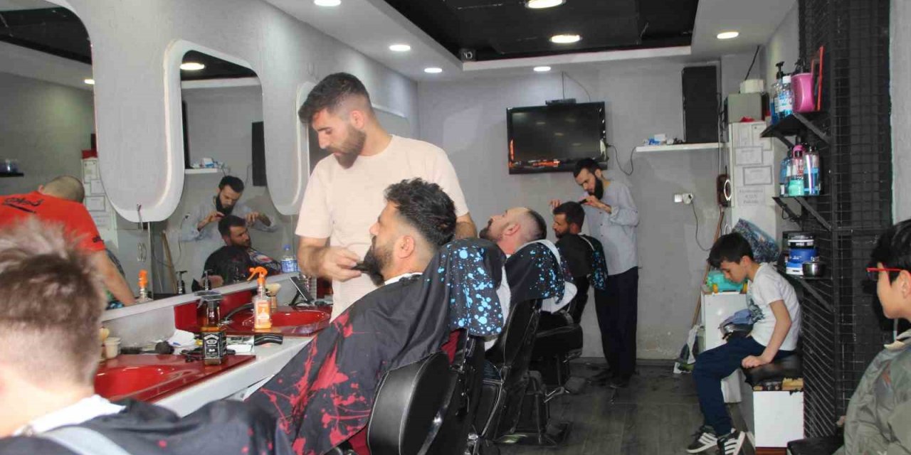 Bayan kuaförleri yaşanan yoğunluktan işyerleri sahura kadar açık