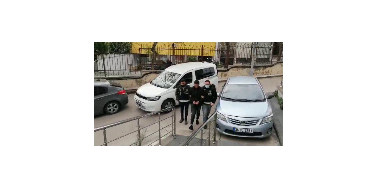 Üsküdar’da yıkım esnasında silahla çatıya çıkan şahıs gözaltına alındı