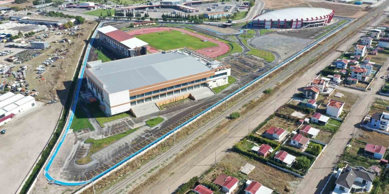 Balıkesir’e gençler için spor yatırımları sürüyor