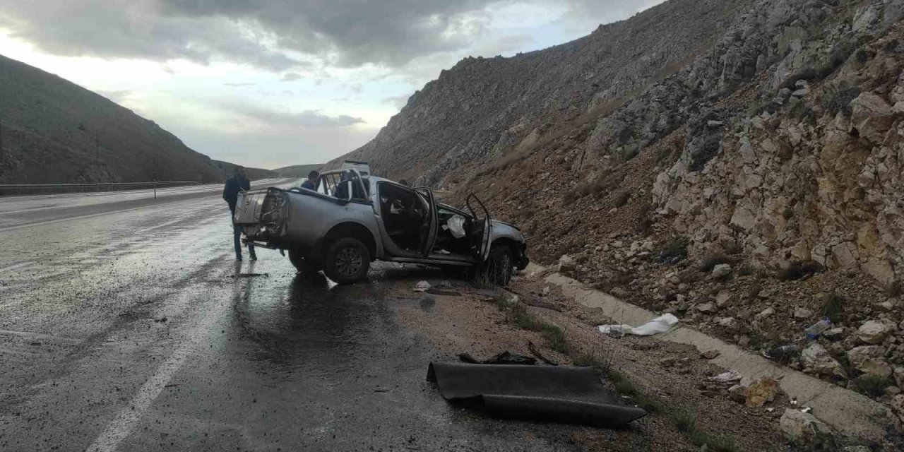 Takla atan pikaptaki iki kişi yaralandı