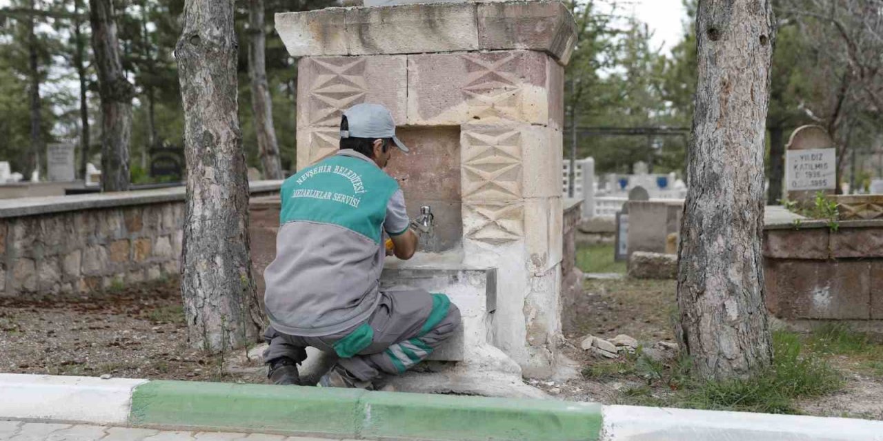 Mezarlıklarda bayram mesaisi