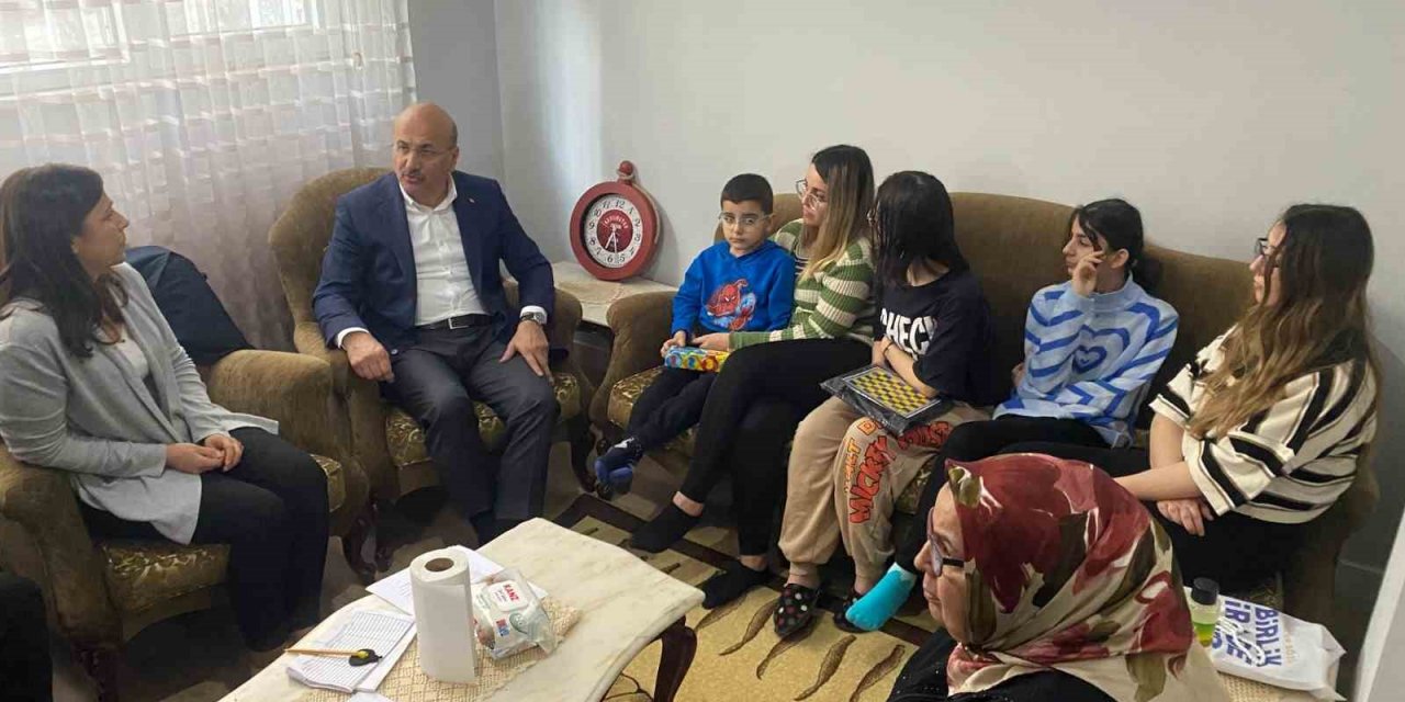 AK Parti Milletvekili Adayı Orhan Narin’den depremzede aileye ziyaret