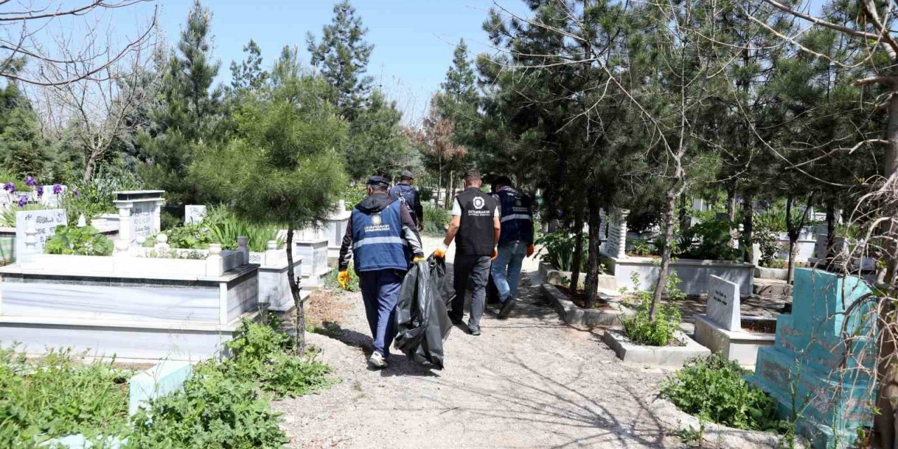 Diyarbakır’da mezarlıklarda bayram temizliği