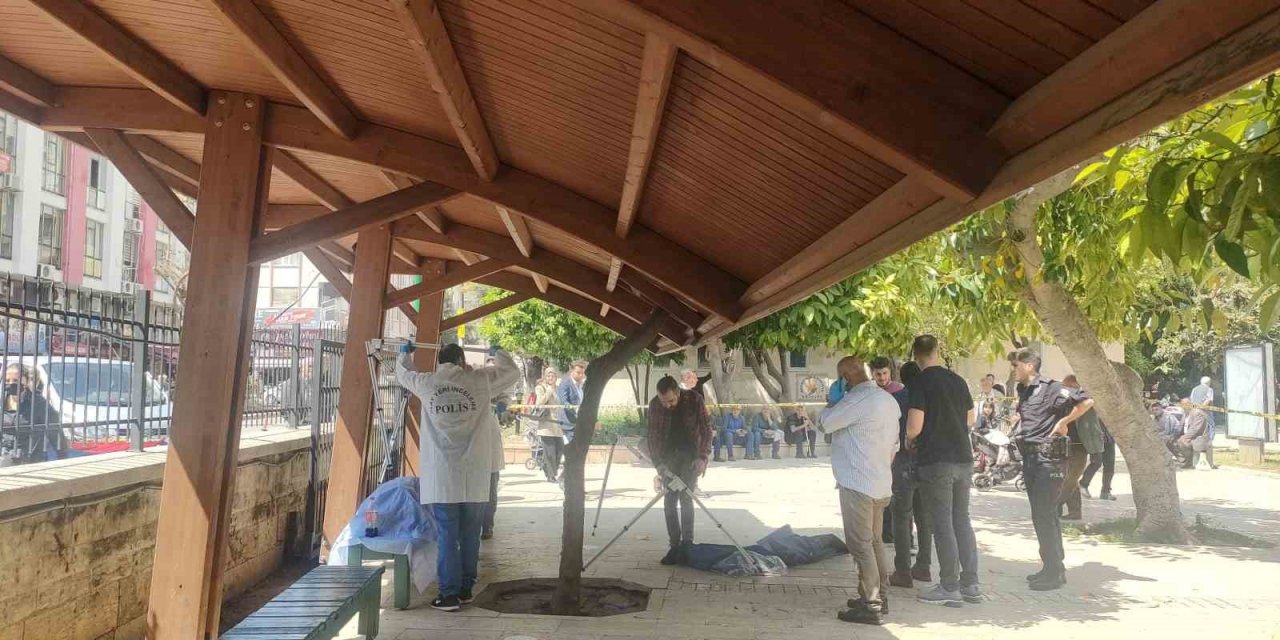 Ölüm cami avlusunda yakaladı