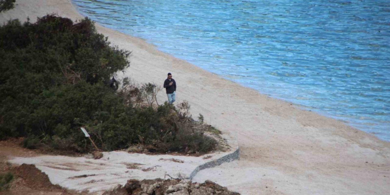 Sahile kum döktüler, denize beton blok yerleştirdiler