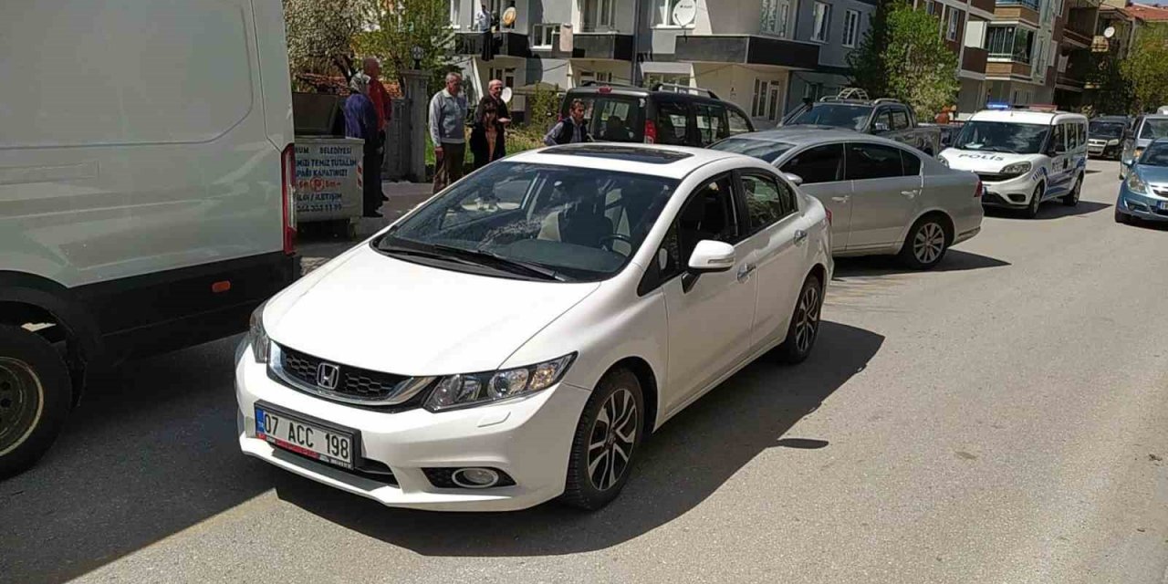 Yolun karşısına geçmeye çalışan çocuğa otomobil çarptı