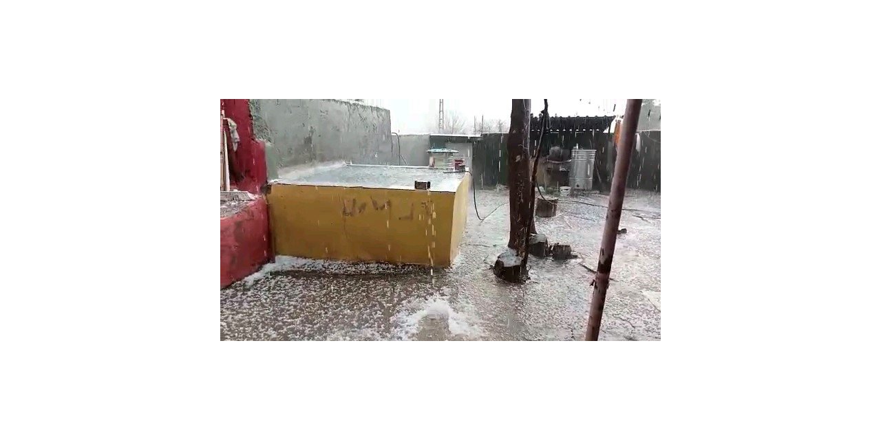 Hazro ilçesinde sağanak sonrası dolu etkisini gösterdi