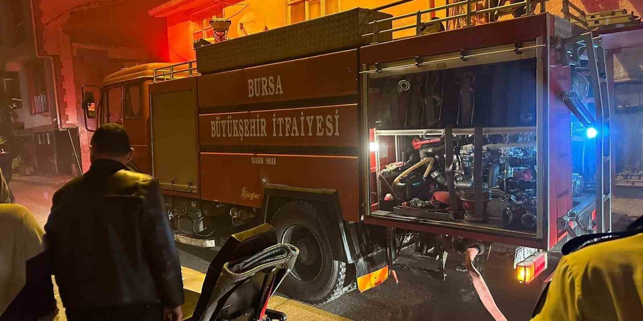 Yangında mahsur kalan kadını faciadan itfaiye erleri kurtardı