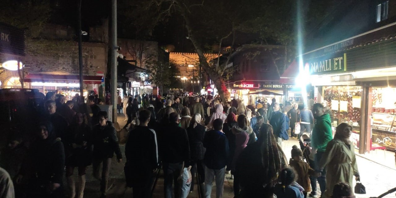 Tarihi çarşıda bayram kalabalığı