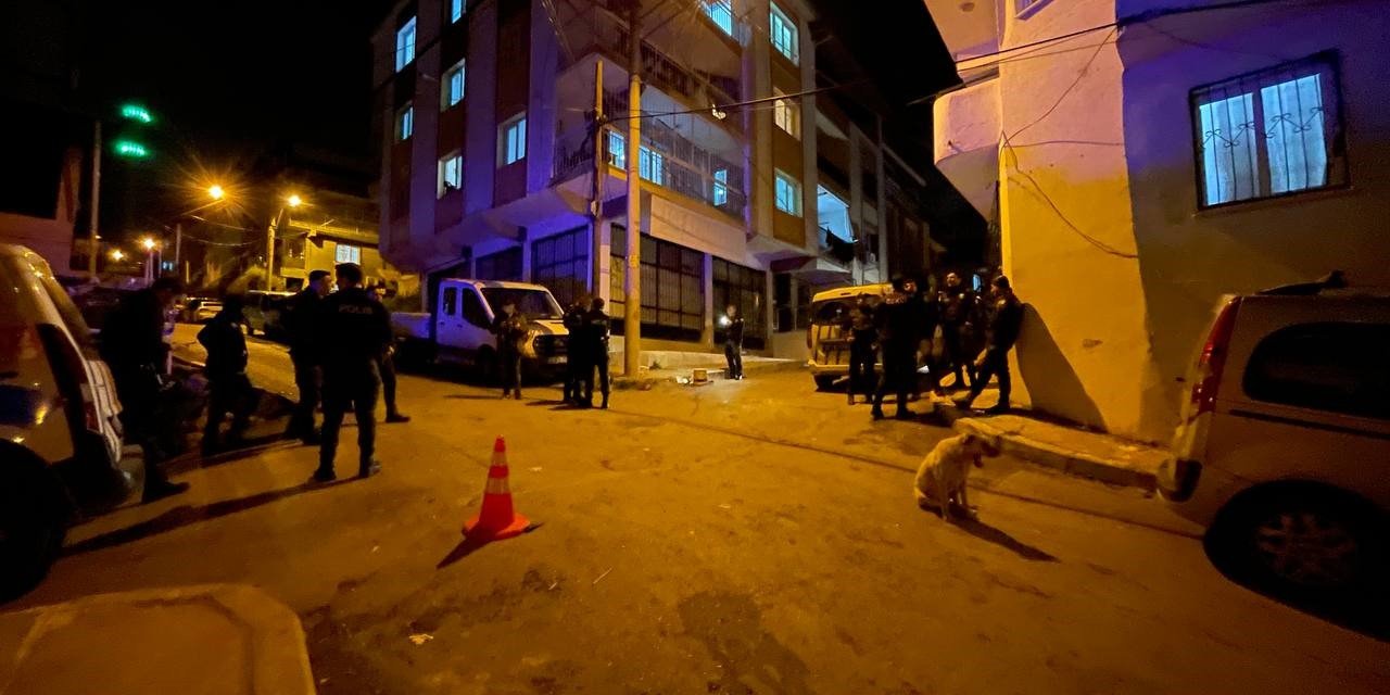 İzmir’de bıçaklı kavga: 1’i ağır 2 yaralı