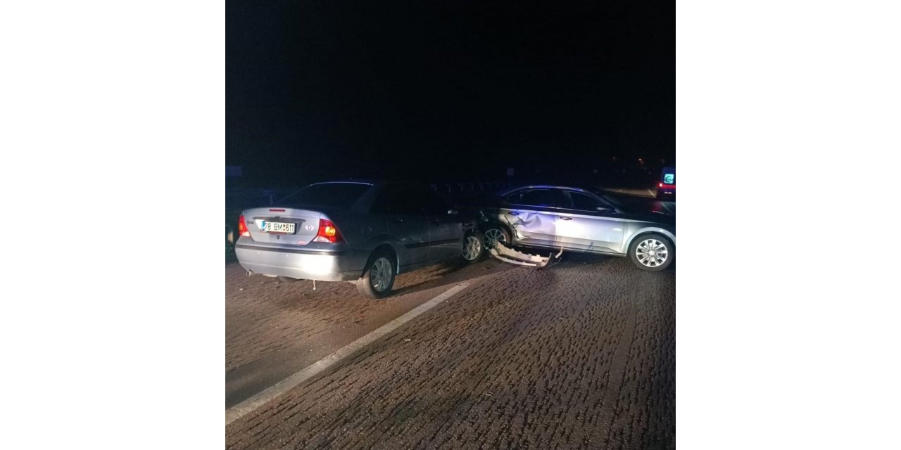 4 araçlı zincirleme kazada maddi hasar oluştu