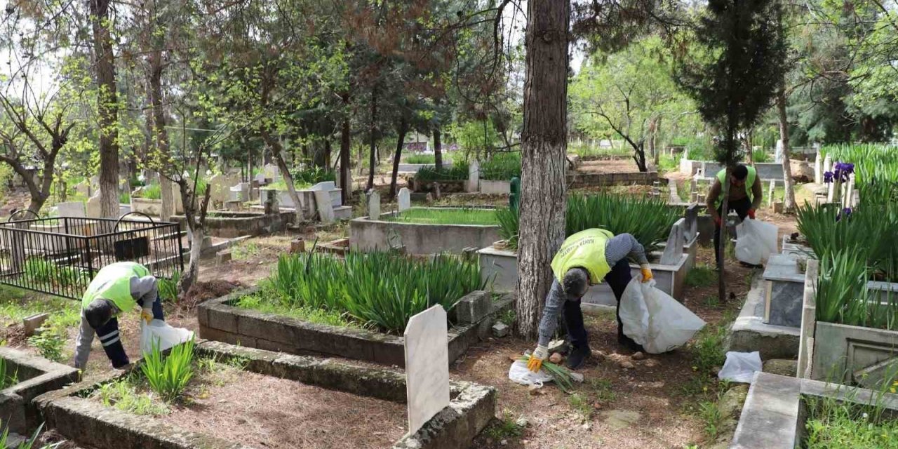 Kahta’da bayram öncesinde mezarlar temizlendi