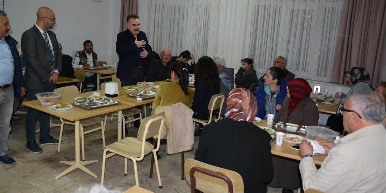 Kaymakam Odabaş, depremzede vatandaşların iftar sofrasına misafir oldu