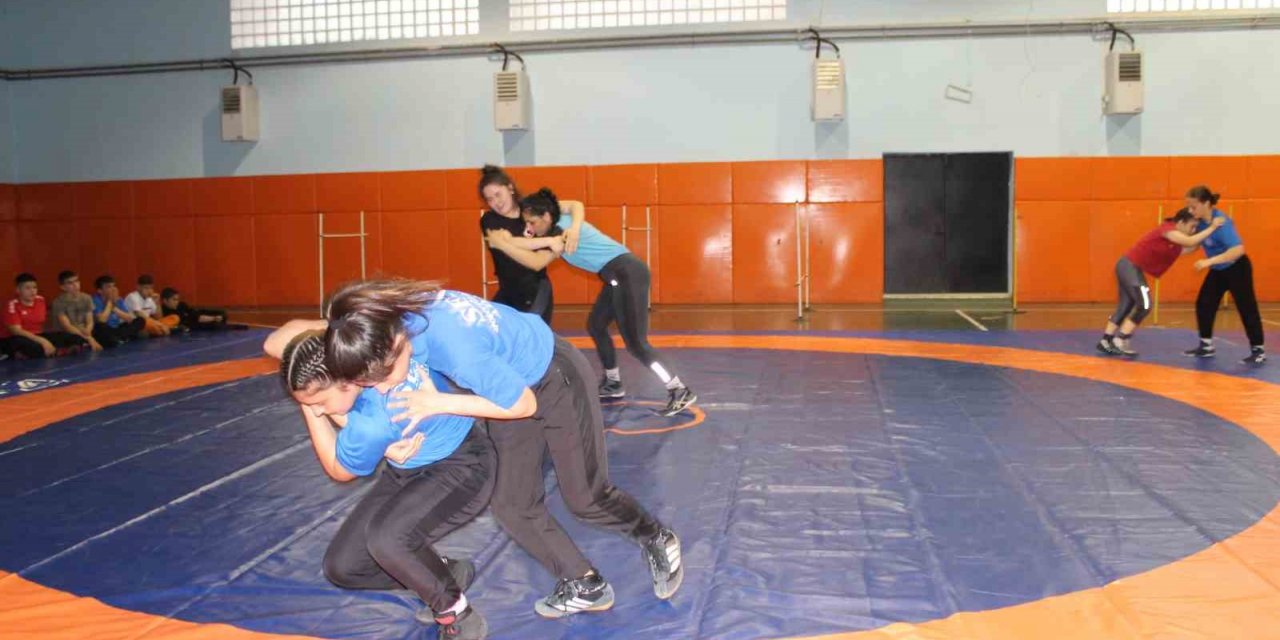 Kadın güreşçilerin hedefi Avrupa’da Türk bayrağını dalgalandırmak