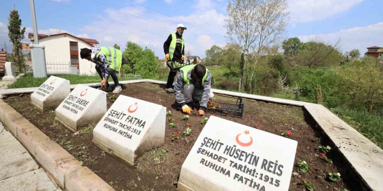 Mezarlıklar ve şehitlikler bayrama hazır
