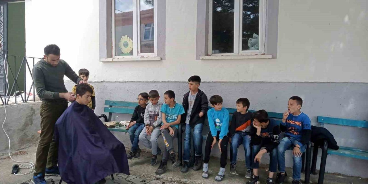 Köy okulu öğrencilerine ücretsiz bayram tıraşı