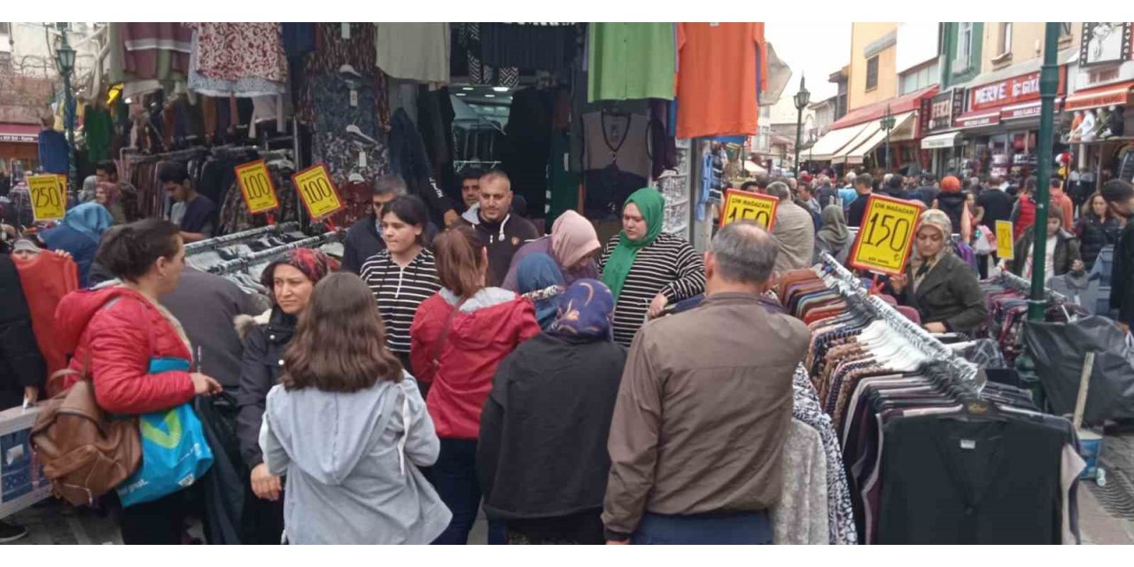 Kadın kıyafetleri satan mağazalarda alışveriş yoğunluğu daha fazla