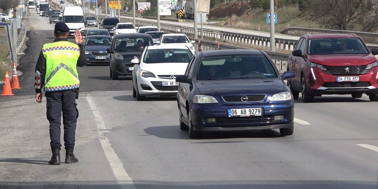 Tatilciler yollara akın etti, 43 ilin geçiş güzergahında trafik yoğunluğu