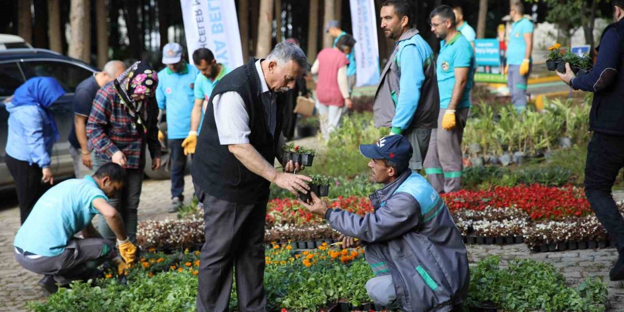 Alanya Belediyesi geleneksel çiçek dağıtımını gerçekleştirdi