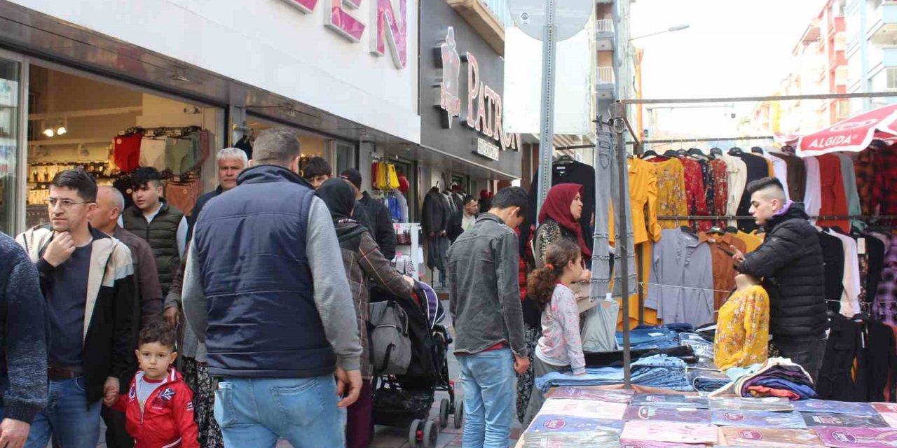 Afyonkarahisar’da kurulan bayram pazarında Arife günü yoğunluğu