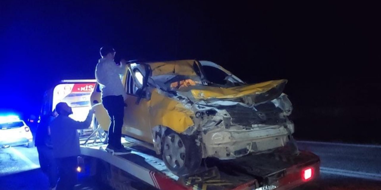 Ticari taksi tıra çarptı: 1 yaralı