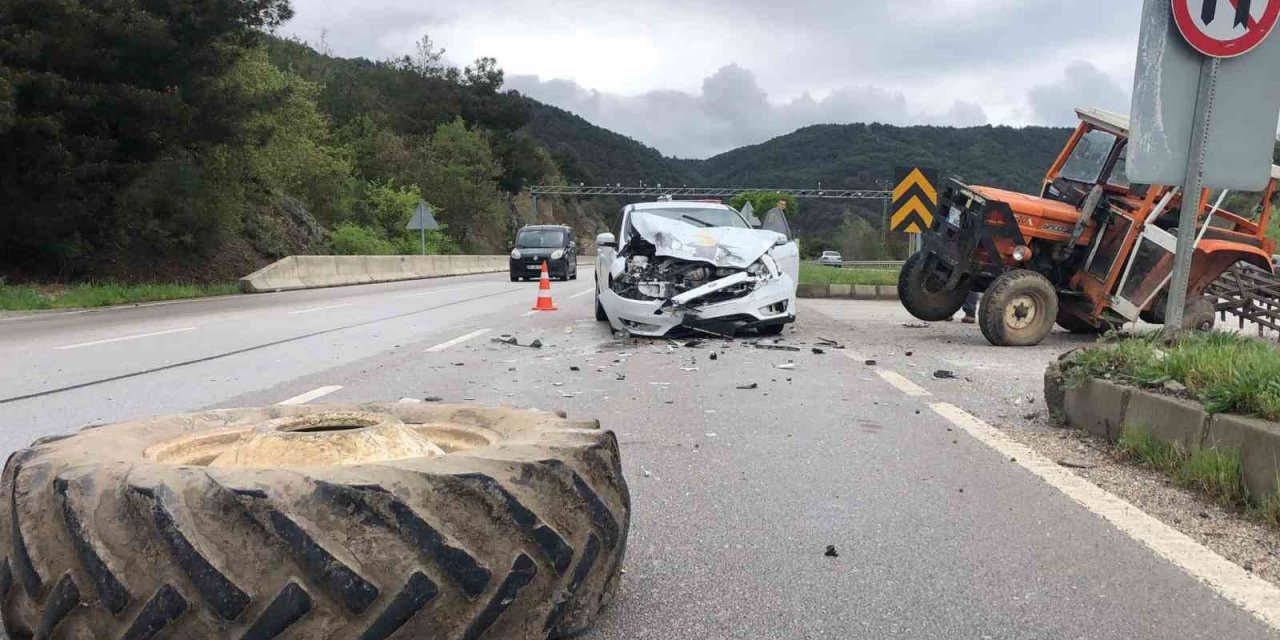 Amasya’da traktör ile otomobil çarpıştı, 3 yaralı